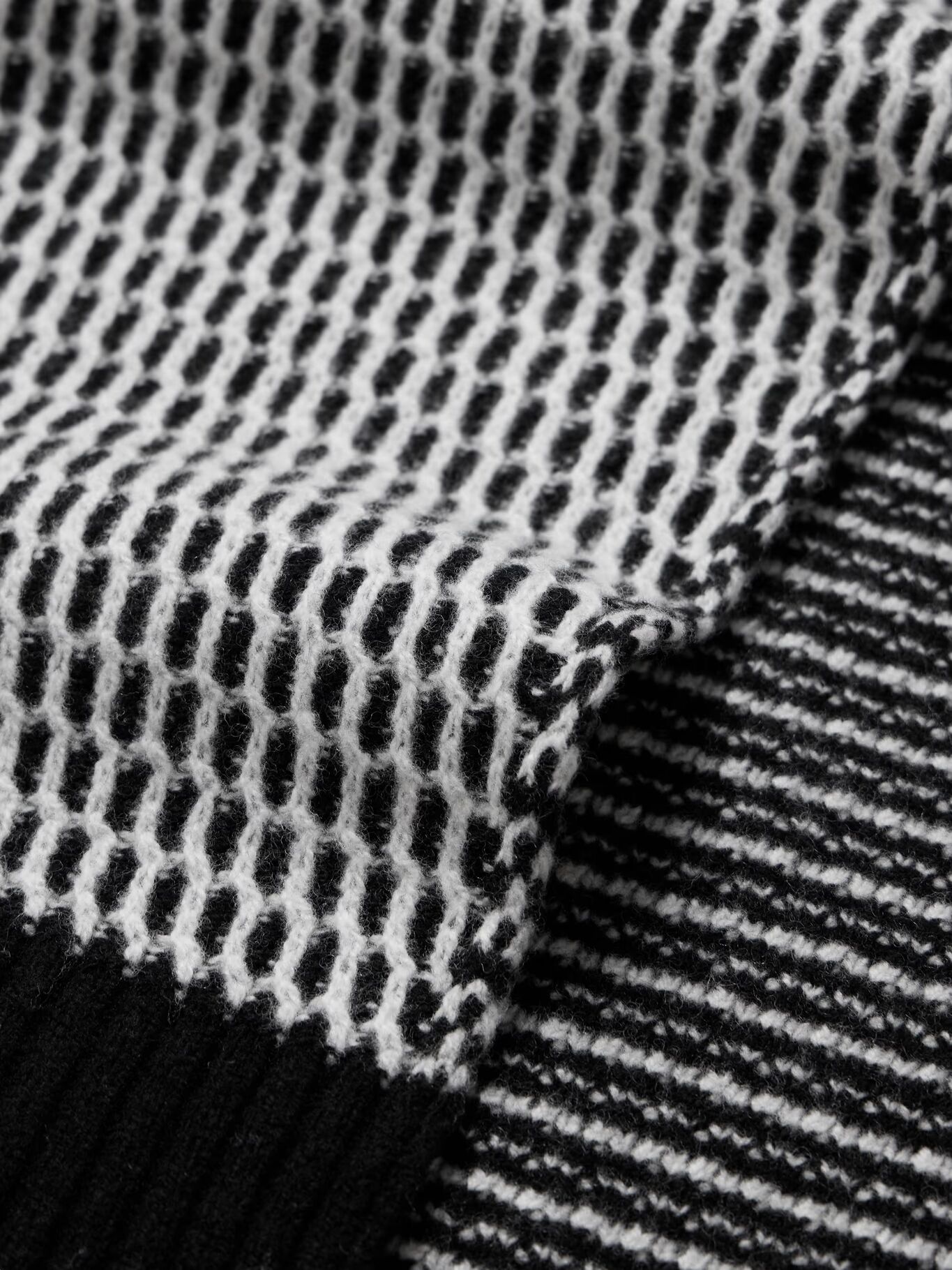 Шерстяной шарф MR P., черный
Шерстяной шарф MR P., черный