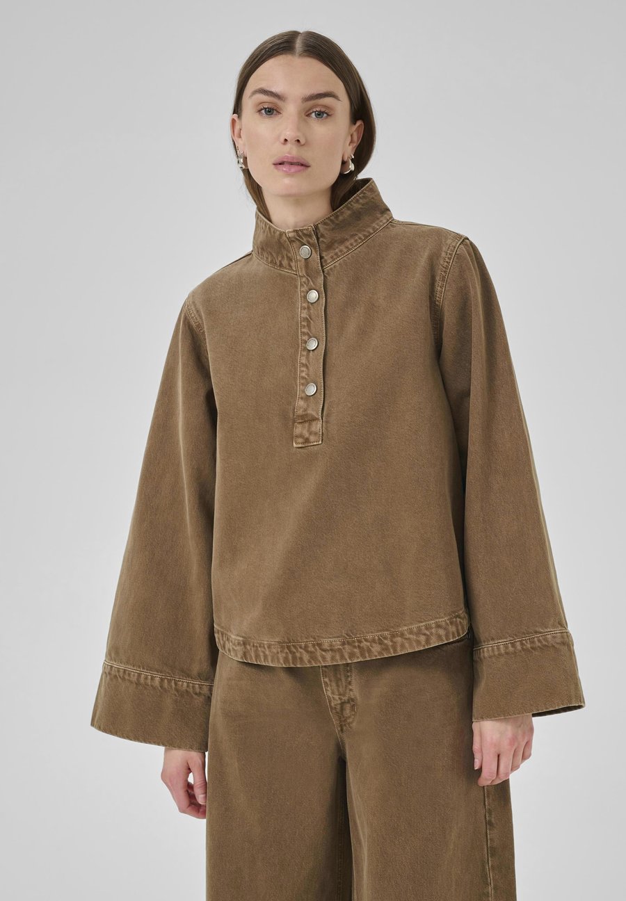 Блуза My Essential Wardrobe ABBY BOXY, Tobacco Brown Washed/Light Brown
Блуза My Essential Wardrobe ABBY BOXY, Tobacco Brown Washed/Light Brown