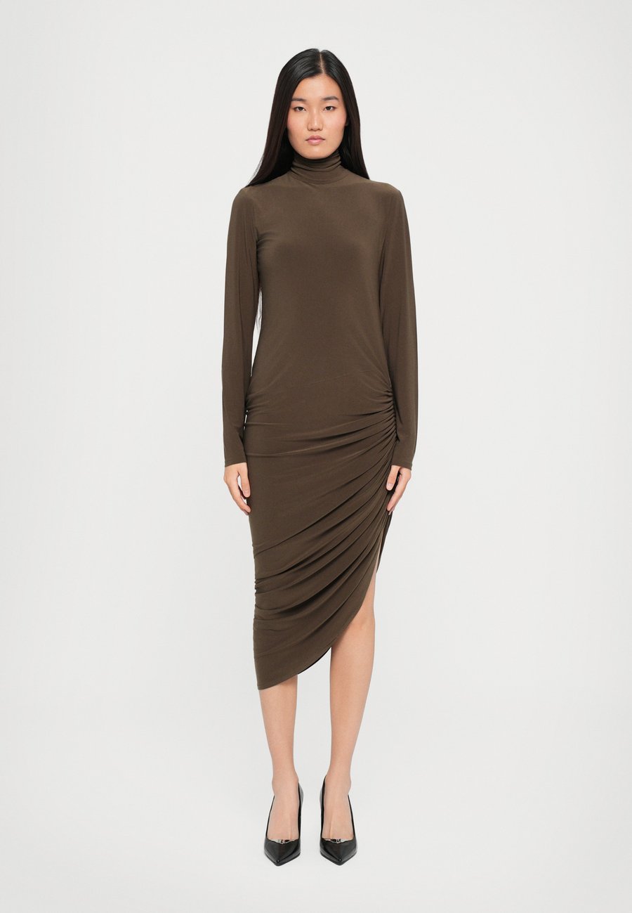 Платье Norma Kamali LONG SLEEVE TURTLENECK SIDE DRAPE DRESS TO MIDCALF, Bark/Dark Brown
Платье Norma Kamali LONG SLEEVE TURTLENECK SIDE DRAPE DRESS TO MIDCALF, Bark/Dark Brown