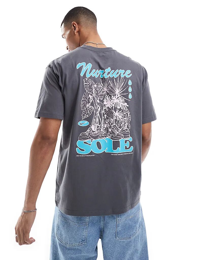 Графическая футболка темно-серого цвета Nike
Графическая футболка темно-серого цвета Nike