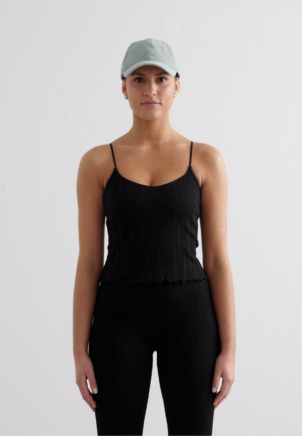 Топ TULIP SINGLET aim’n, черный
Топ TULIP SINGLET aim’n, черный