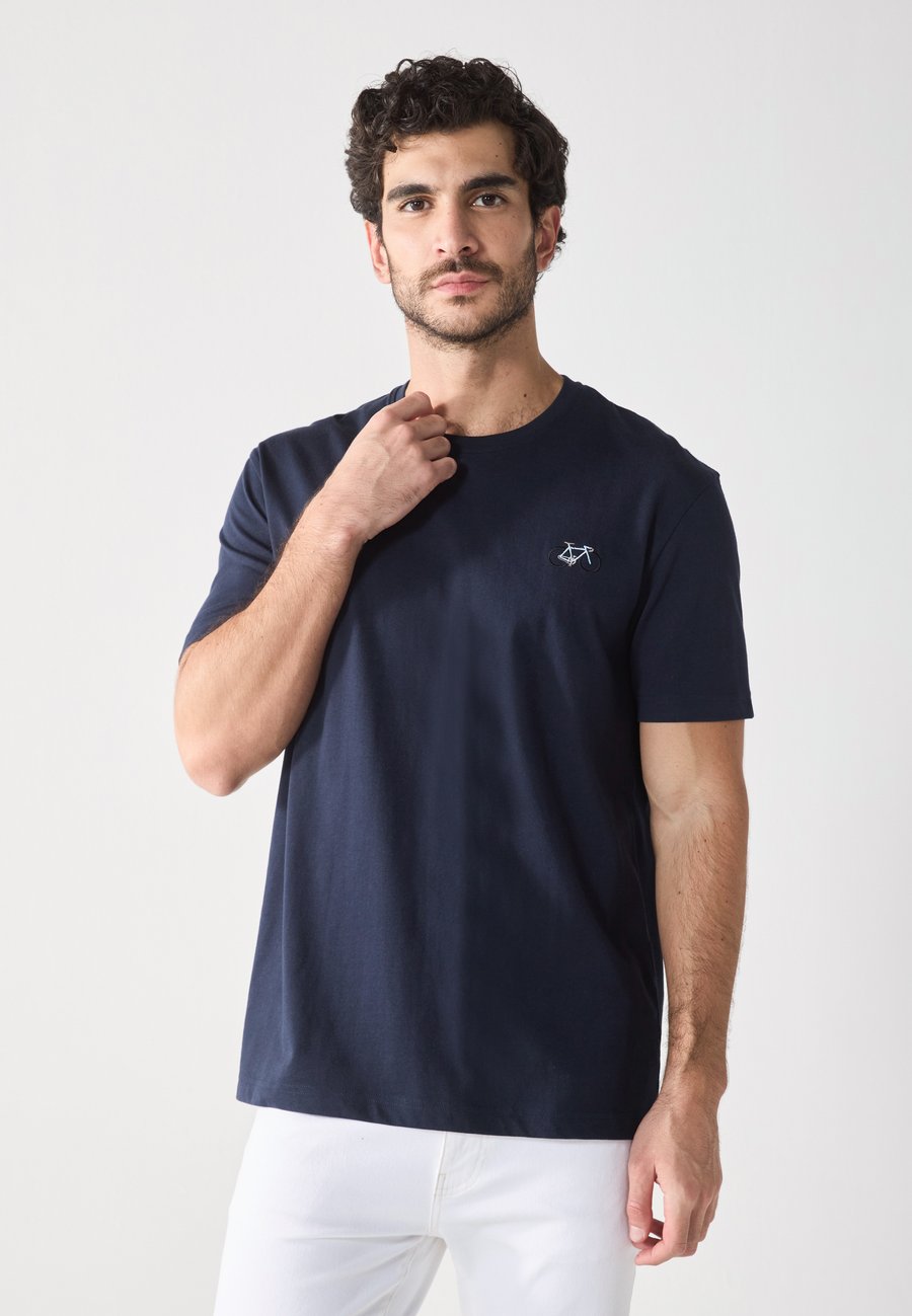 Футболка Pier One Basic T-shirt, Sky Captain/Dark Blue, Синий, Футболка Pier One Basic T-shirt, Sky Captain/Dark Blue
Футболка Pier One Basic T-shirt, Sky Captain/Dark Blue, Синий, Футболка Pier One Basic T-shirt, Sky Captain/Dark Blue