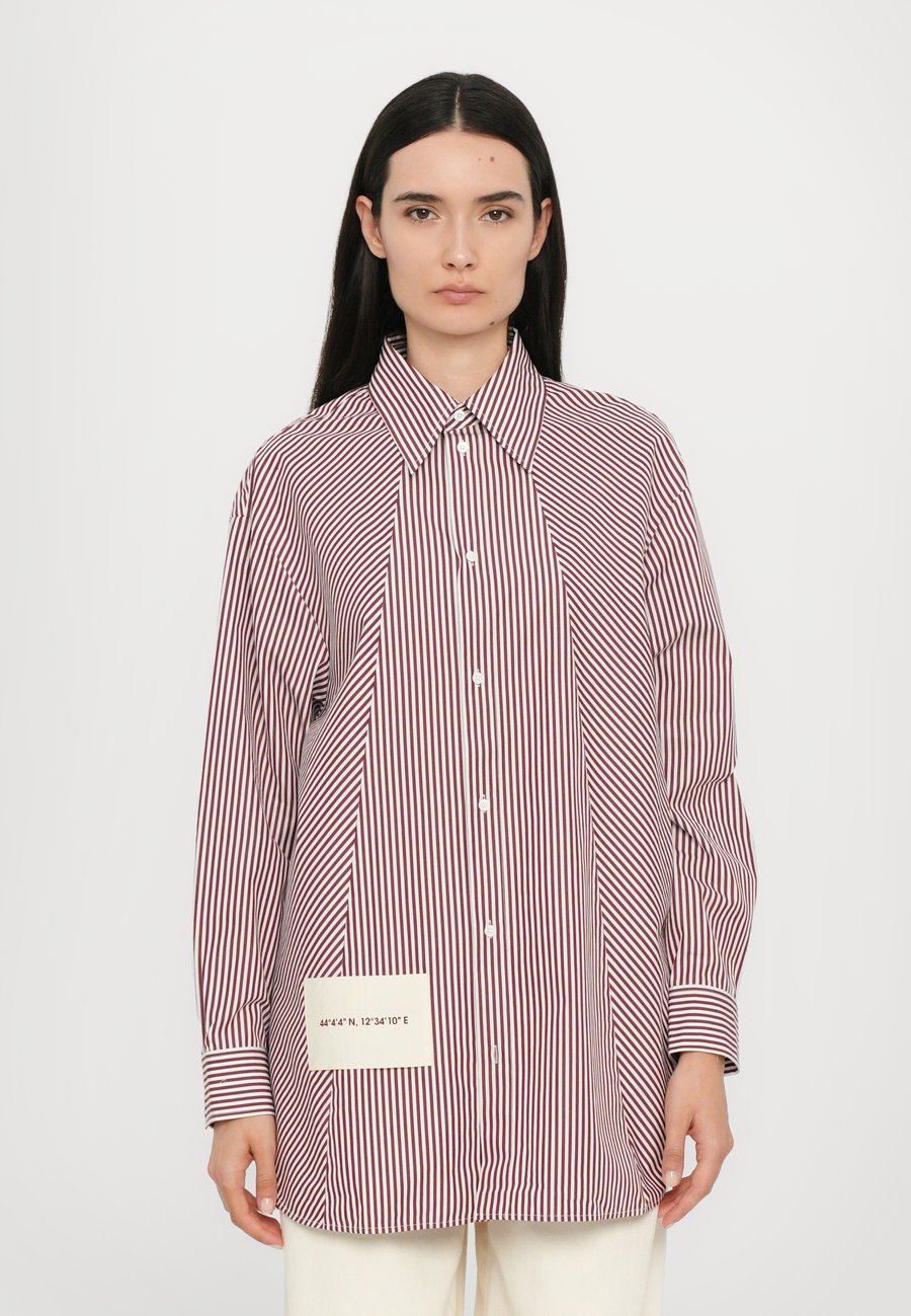 Блуза MAX&Co. RIMINI, Bordeaux Klein Streift/Bordeaux
Блуза MAX&Co. RIMINI, Bordeaux Klein Streift/Bordeaux