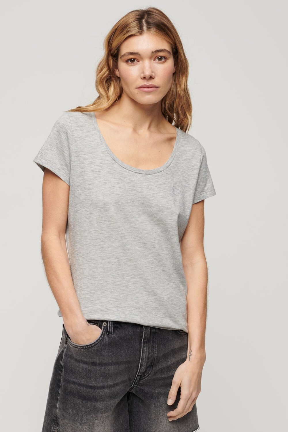 Футболка Essential 90s с логотипом Superdry, серый 
Футболка Essential 90s с логотипом Superdry, серый