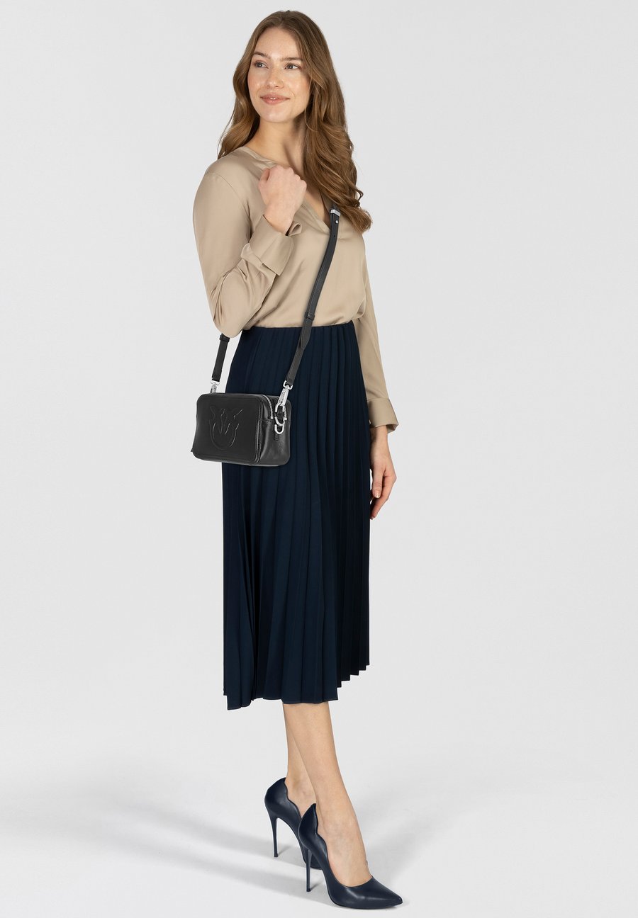 Сумка кросс-боди Pinko CARRIE , Limo Black/Brushed Silver/Black
Сумка кросс-боди Pinko CARRIE , Limo Black/Brushed Silver/Black
