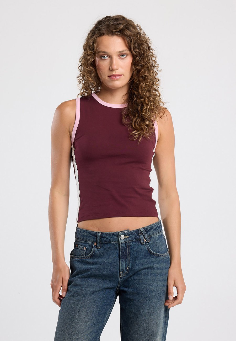 Топ America Today Top, Bordeaux
Топ America Today Top, Bordeaux