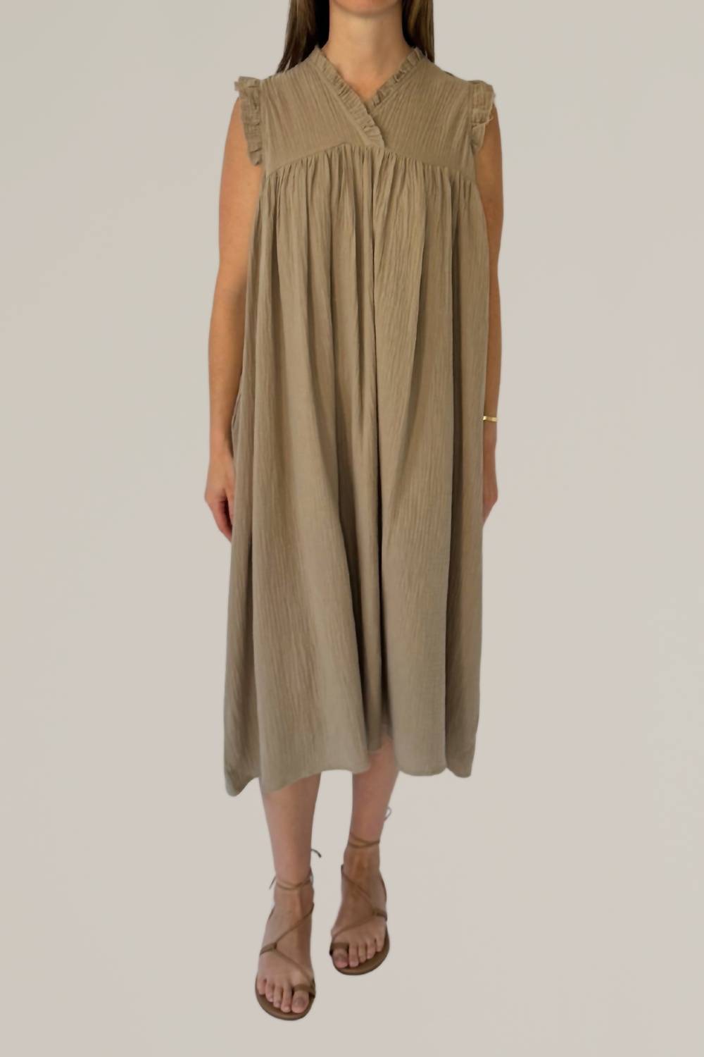 Платье из газа с оборками и рукавами-крылышками цвета пемзы GRADE & GATHER, цвет pumice
Платье из газа с оборками и рукавами-крылышками цвета пемзы GRADE & GATHER, цвет pumice