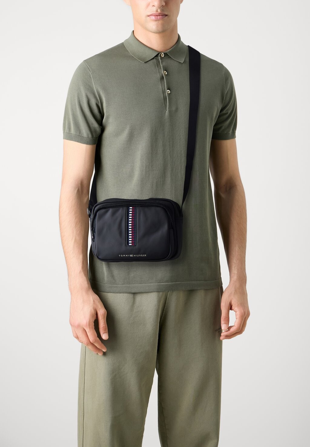 Сумка через плечо CAMERA BAG Tommy Hilfiger, черный
Сумка через плечо CAMERA BAG Tommy Hilfiger, черный