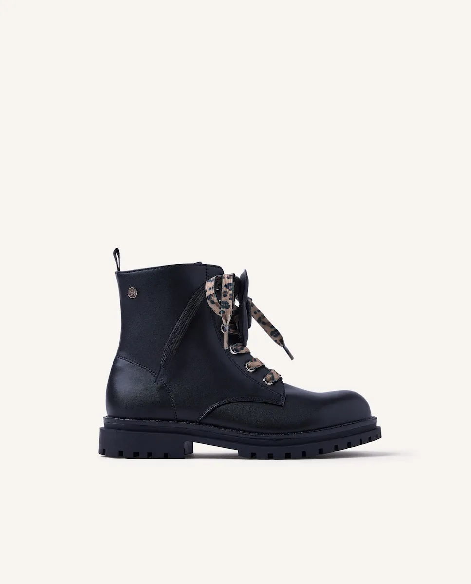 Детские сапожки с протекторной подошвой и съемным цветком Gioseppo
Детские сапожки с протекторной подошвой и съемным цветком Gioseppo