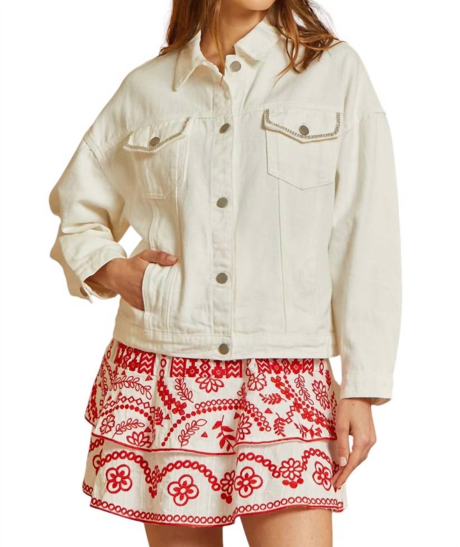 Джинсовая куртка цвета слоновой кости со стразами от It's Dynamite ANDREE BY UNIT
Джинсовая куртка цвета слоновой кости со стразами от It's Dynamite ANDREE BY UNIT