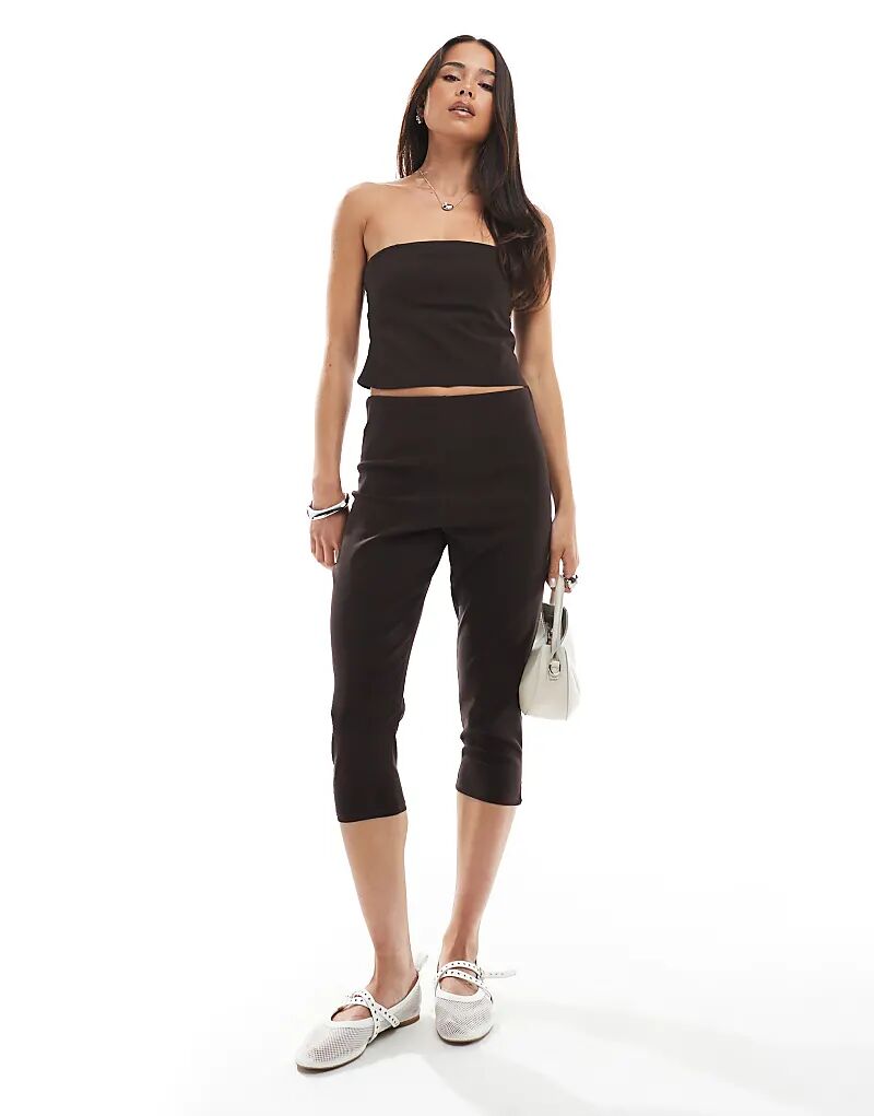 Брюки-капри Miss Selfridge Bengaline шоколадного цвета – часть комплекта
Брюки-капри Miss Selfridge Bengaline шоколадного цвета – часть комплекта