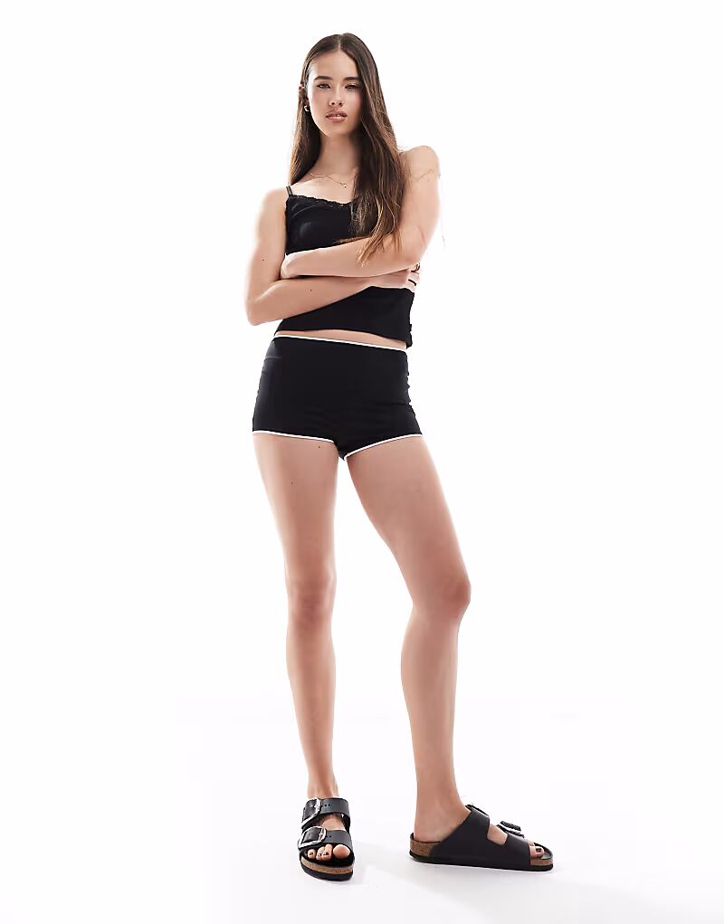 Короткие шорты Pull&Bear из полиамида с контрастной отделкой черного цвета 
Короткие шорты Pull&Bear из полиамида с контрастной отделкой черного цвета