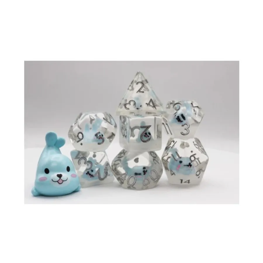 Набор Poly — синяя печать с серебром (7), Dice Sets - Resin/Acrylic - Blue, Green, & Purple (Foam Brain Games)
Набор Poly — синяя печать с серебром (7), Dice Sets - Resin/Acrylic - Blue, Green, & Purple (Foam Brain Games)