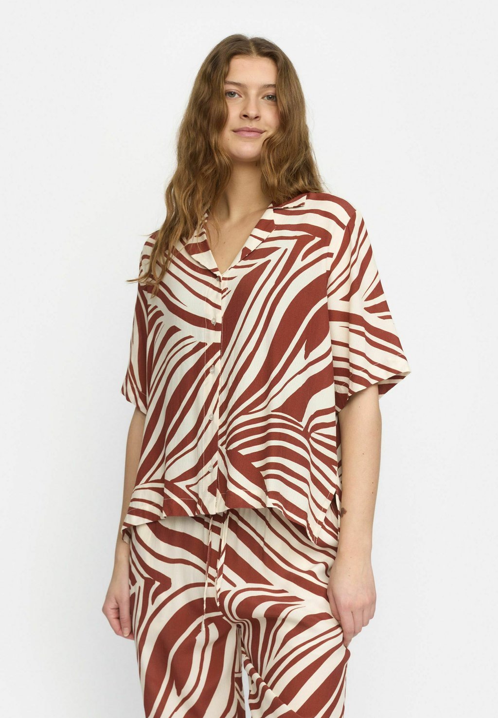 Рубашка SRBILLY Soft Rebels, коричневый 
Рубашка SRBILLY Soft Rebels, коричневый