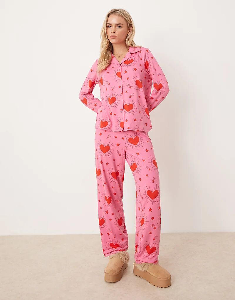 Пижамный комплект из полиэстера Urban Threads с длинными рукавами, воротником-лацканами и брюками с блестящим принтом в виде сердец
Пижамный комплект из полиэстера Urban Threads с длинными рукавами, воротником-лацканами и брюками с блестящим принтом в виде сердец