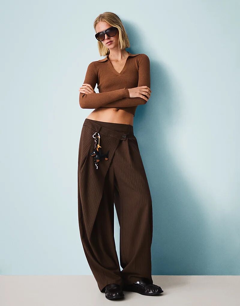 Свитер Bershka с ребристым воротником-поло коричневого цвета
Свитер Bershka с ребристым воротником-поло коричневого цвета