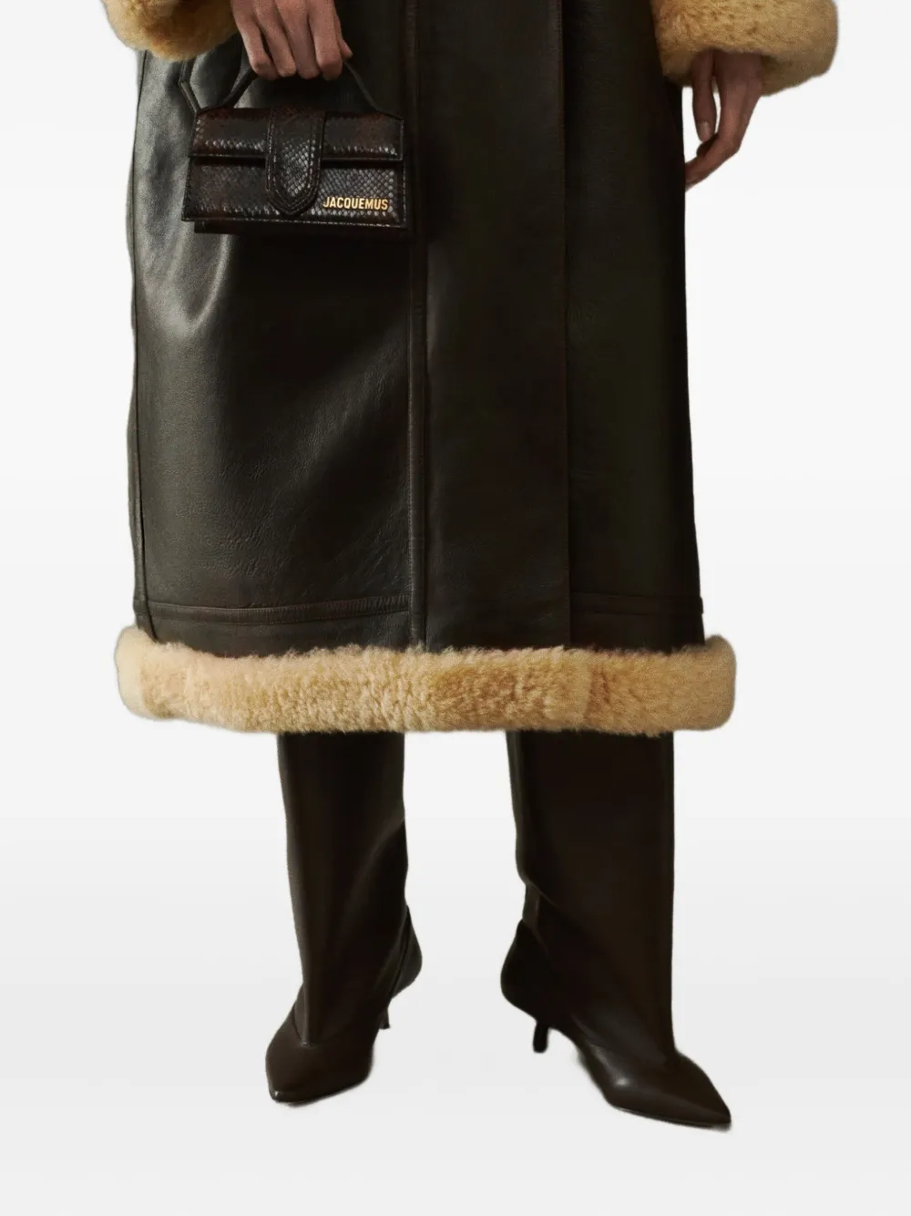 Кожаная сумка-клатч Bambino с верхней ручкой JACQUEMUS, коричневый
Кожаная сумка-клатч Bambino с верхней ручкой JACQUEMUS, коричневый