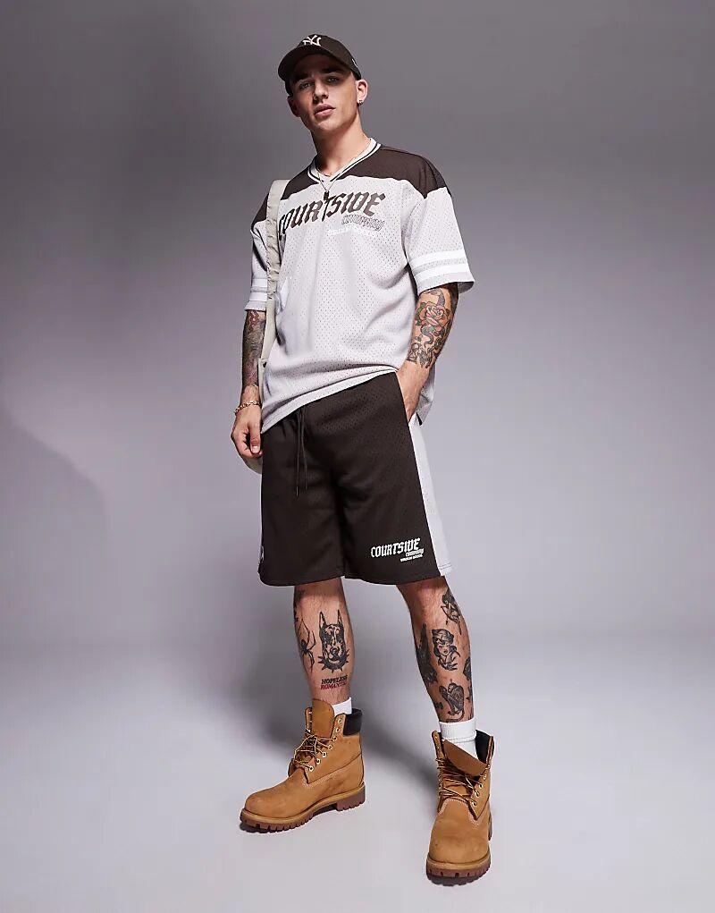 Свободные шорты с логотипом Courtside Sports и контрастной вставкой коричневого цвета
Свободные шорты с логотипом Courtside Sports и контрастной вставкой коричневого цвета