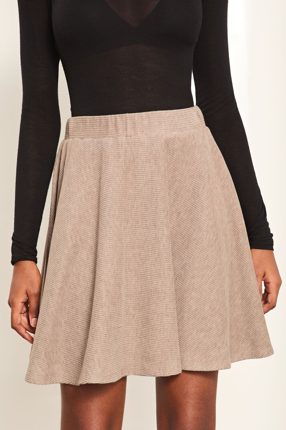 Юбка мини фигуристка с развевающейся юбкой Lipsy, бежевый
Юбка мини фигуристка с развевающейся юбкой Lipsy, бежевый