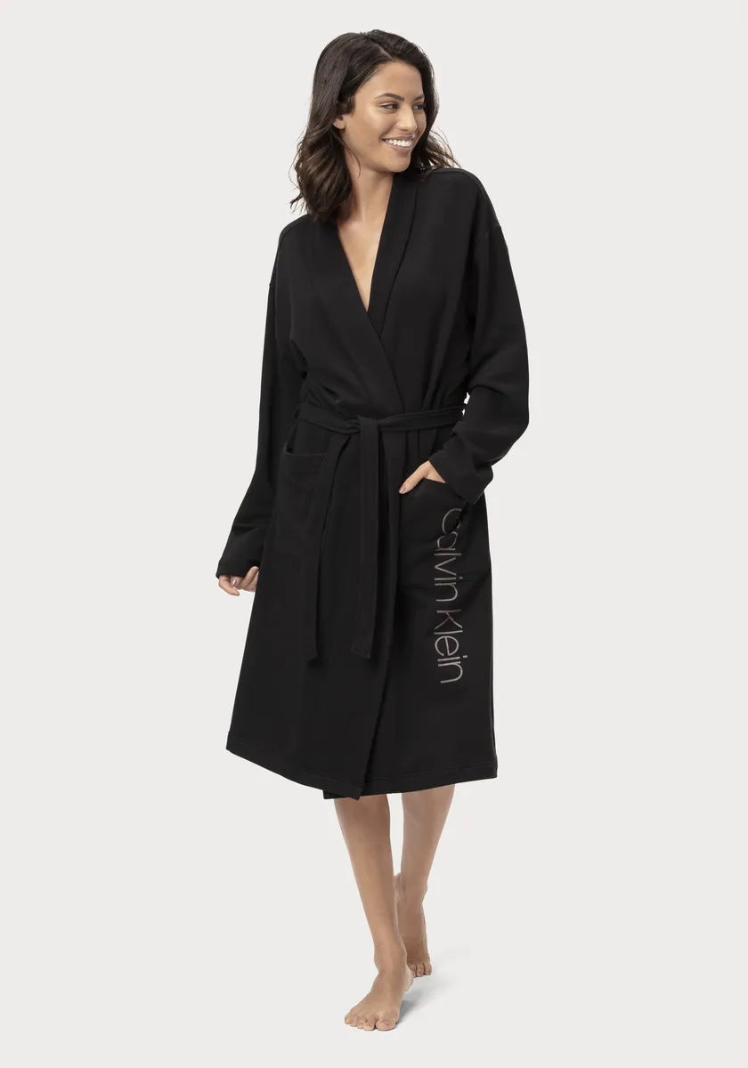 Халат Calvin Klein с вертикальной надписью-логотипом, черный
Халат Calvin Klein с вертикальной надписью-логотипом, черный