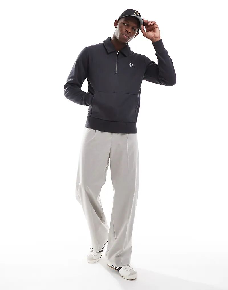 Толстовка серого цвета с застежкой-молнией на половину длины и воротником Fred Perry
Толстовка серого цвета с застежкой-молнией на половину длины и воротником Fred Perry