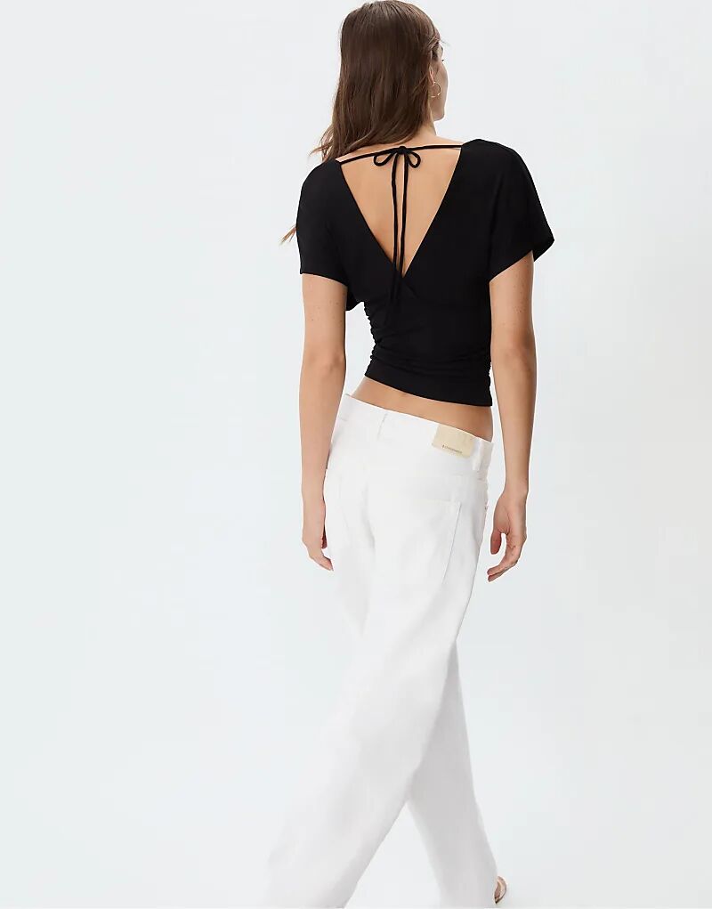 Топ Stradivarius со сборкой и V-образным вырезом черного цвета
Топ Stradivarius со сборкой и V-образным вырезом черного цвета