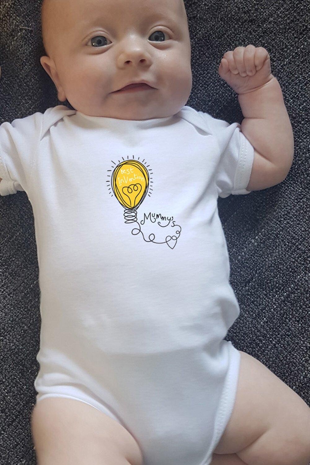Подарок для новорожденного – боди Mummy's Best Invention / Baby Grow Afewhometruths, белый
Подарок для новорожденного – боди Mummy's Best Invention / Baby Grow Afewhometruths, белый