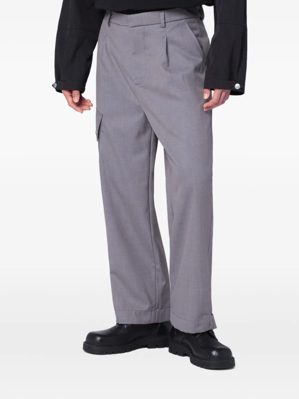 Брюки-карго со складками Peacemaker Oamc, серый
Брюки-карго со складками Peacemaker Oamc, серый