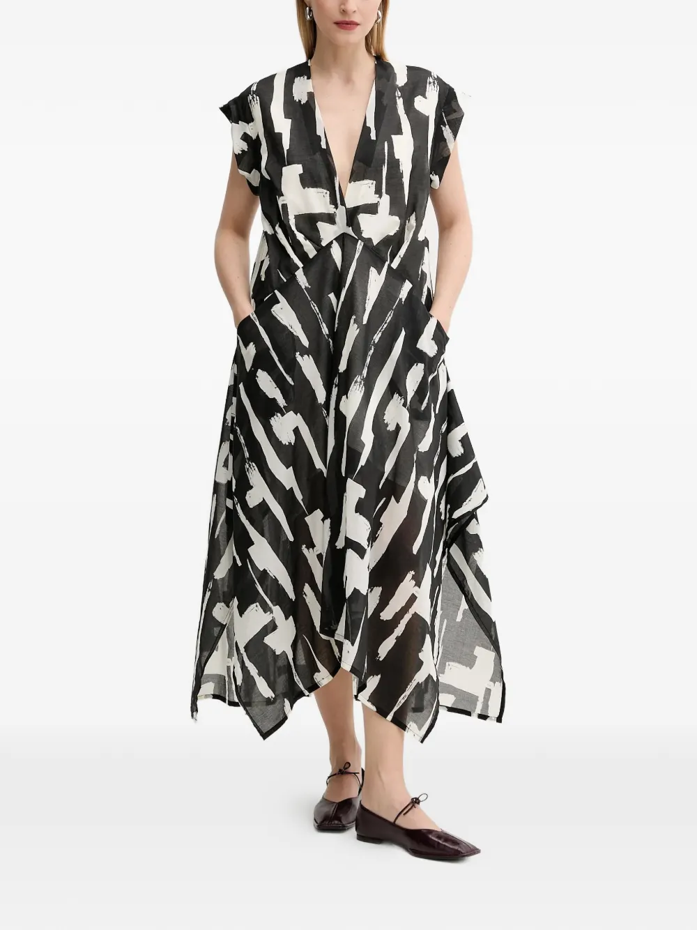 Платье с V-образным вырезом и графическим принтом Mmc Studio, черный
Платье с V-образным вырезом и графическим принтом Mmc Studio, черный