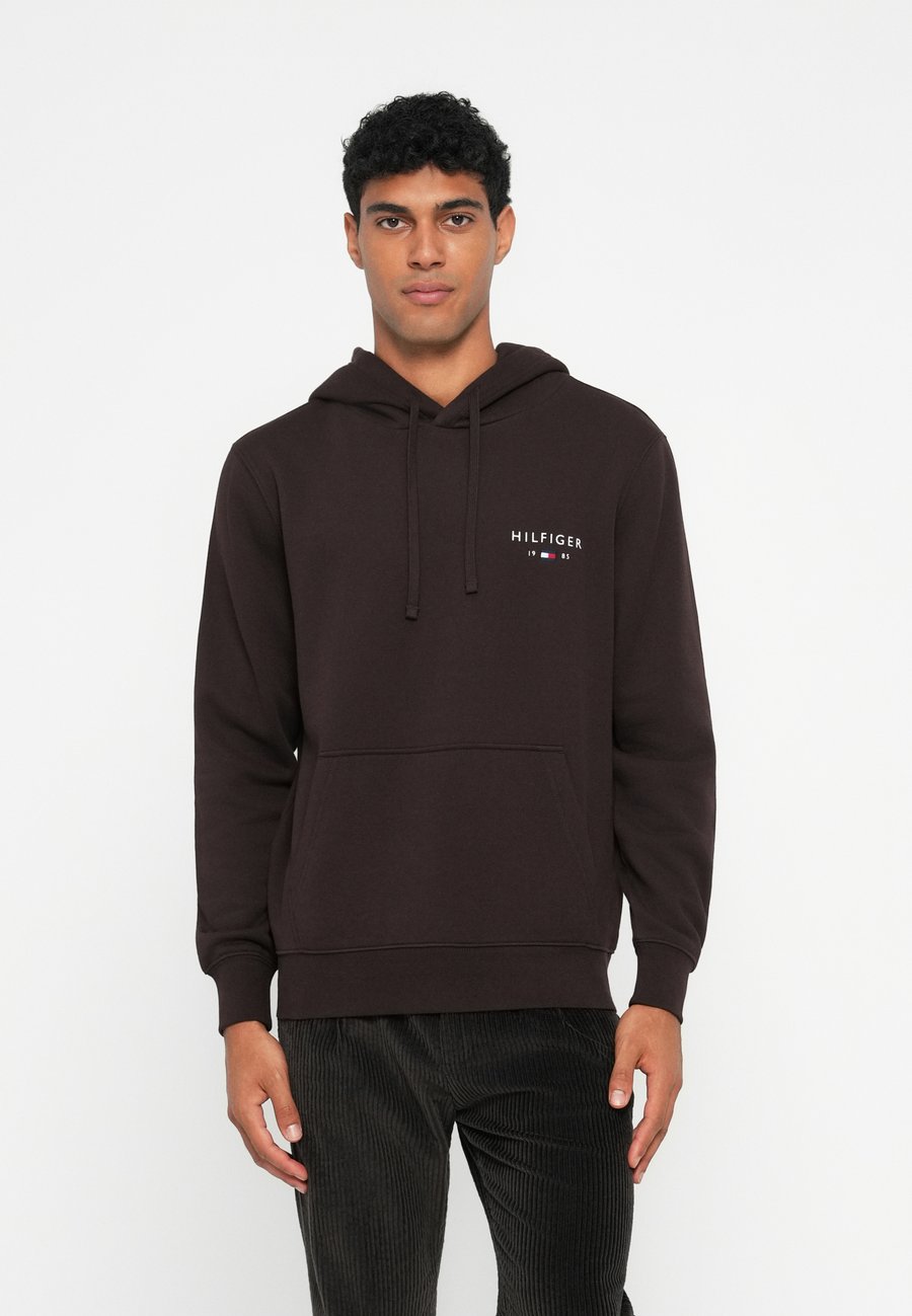 Худи Tommy Hilfiger BRAND LOVE SMALL HOODIE, Chocolate/Brown
Худи Tommy Hilfiger BRAND LOVE SMALL HOODIE, Chocolate/Brown