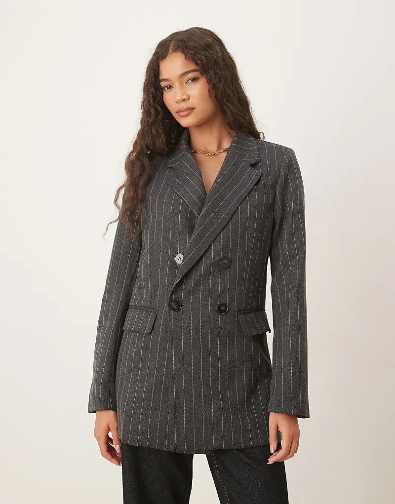 Glamorous двубортный блейзер в тонкую темно-серую полоску
Glamorous двубортный блейзер в тонкую темно-серую полоску