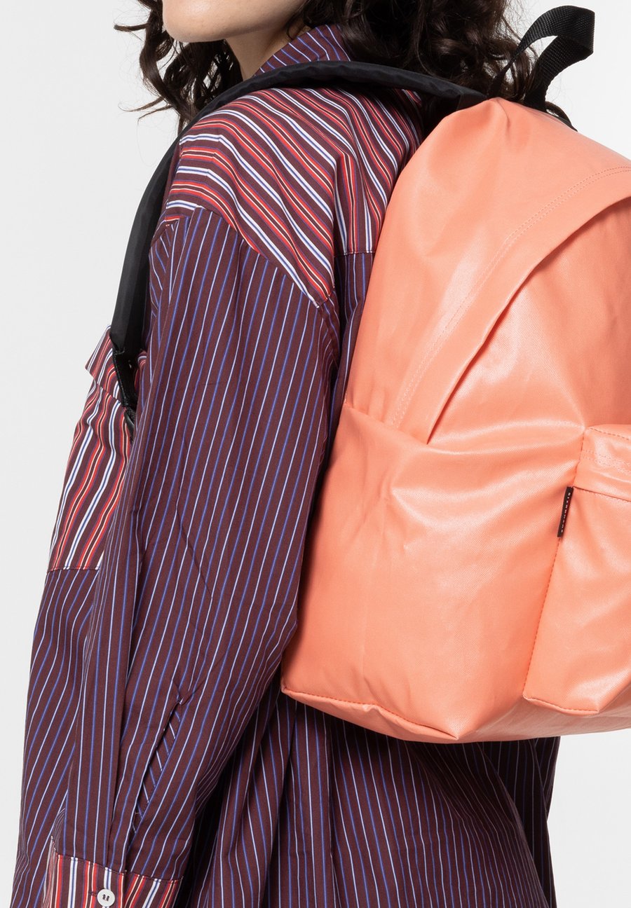 Рюкзак Eastpak DAY, Glossy Peach/Burnt Orange Denim
Рюкзак Eastpak DAY, Glossy Peach/Burnt Orange Denim
