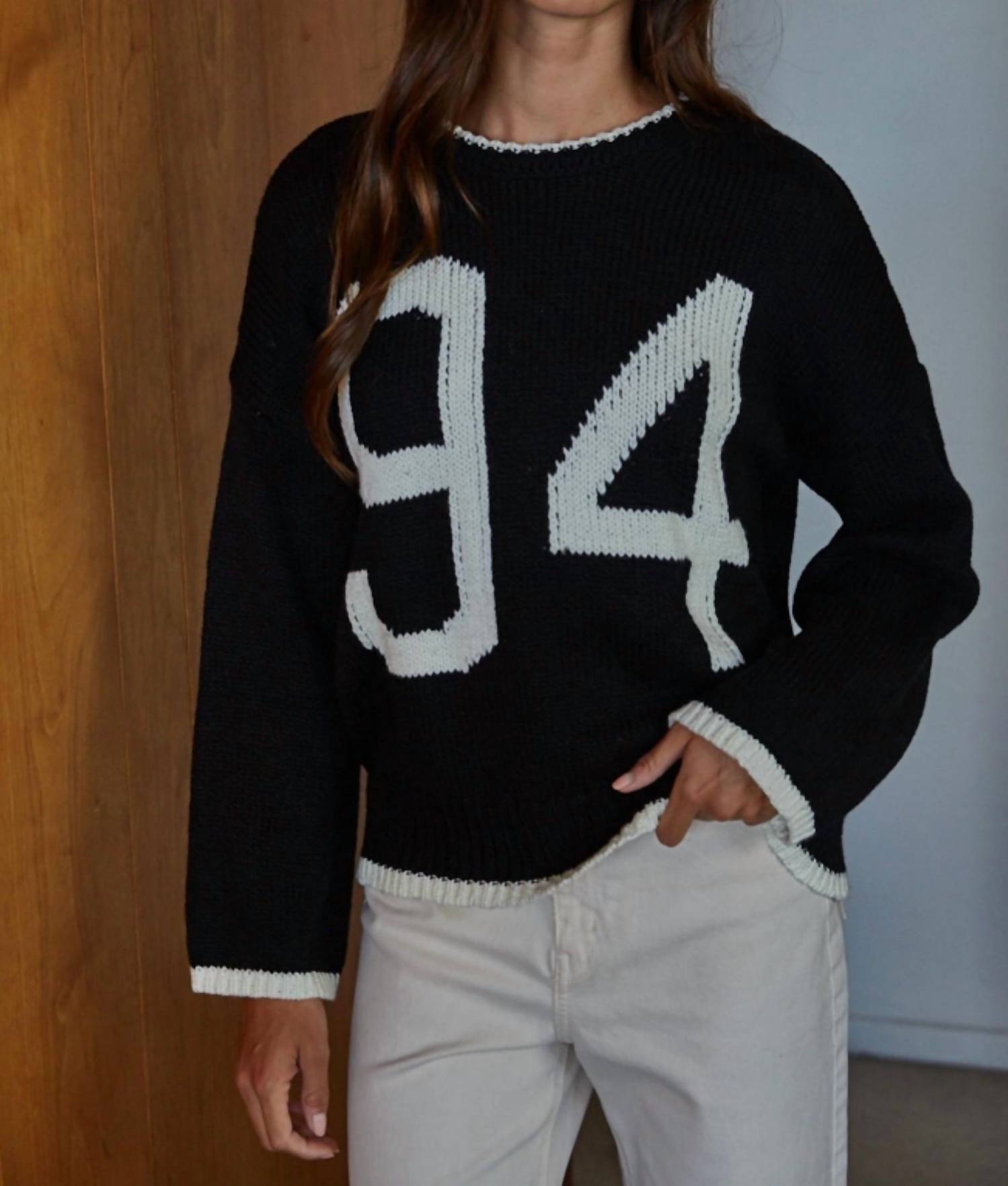 By Together Хлопковый свитер с круглым вырезом и графическим принтом "94" черного цвета
By Together Хлопковый свитер с круглым вырезом и графическим принтом "94" черного цвета