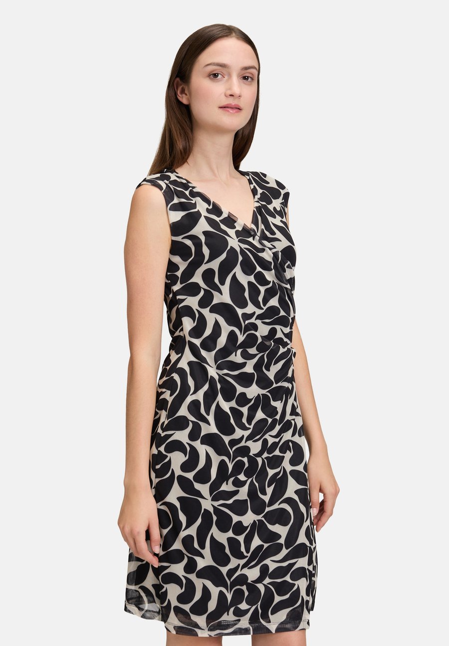 Платье Cartoon CASUAL, Weiß/Schwarz/White
Платье Cartoon CASUAL, Weiß/Schwarz/White