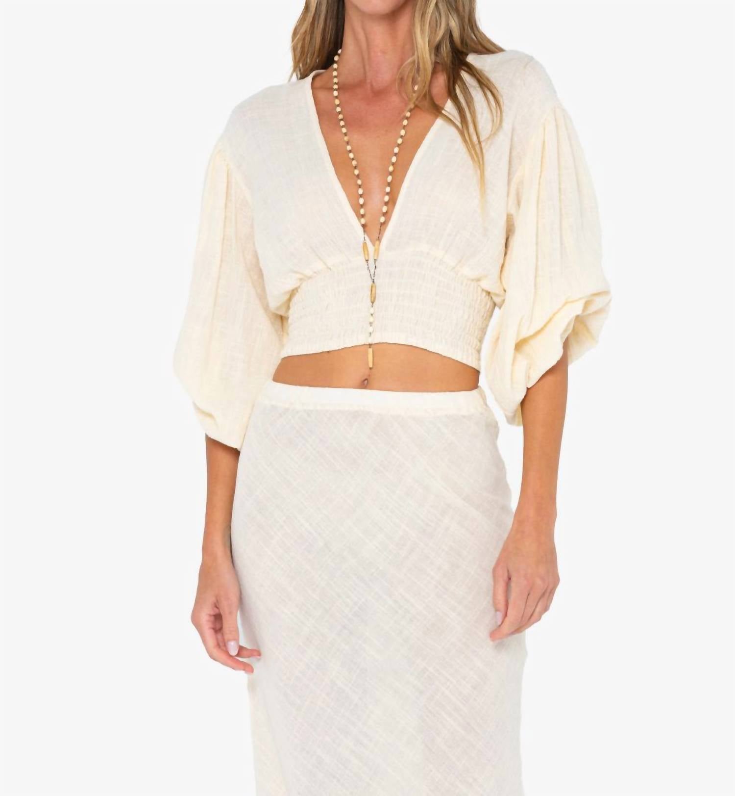 Топ Nava с V-образным вырезом в цвете ваниль JBQ, Vanilla
Топ Nava с V-образным вырезом в цвете ваниль JBQ, Vanilla