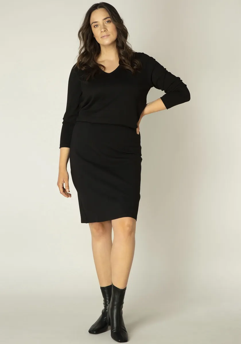 Юбка-карандаш Base Level пышной формы с фигурными швами Base Level Curvy, черный
Юбка-карандаш Base Level пышной формы с фигурными швами Base Level Curvy, черный