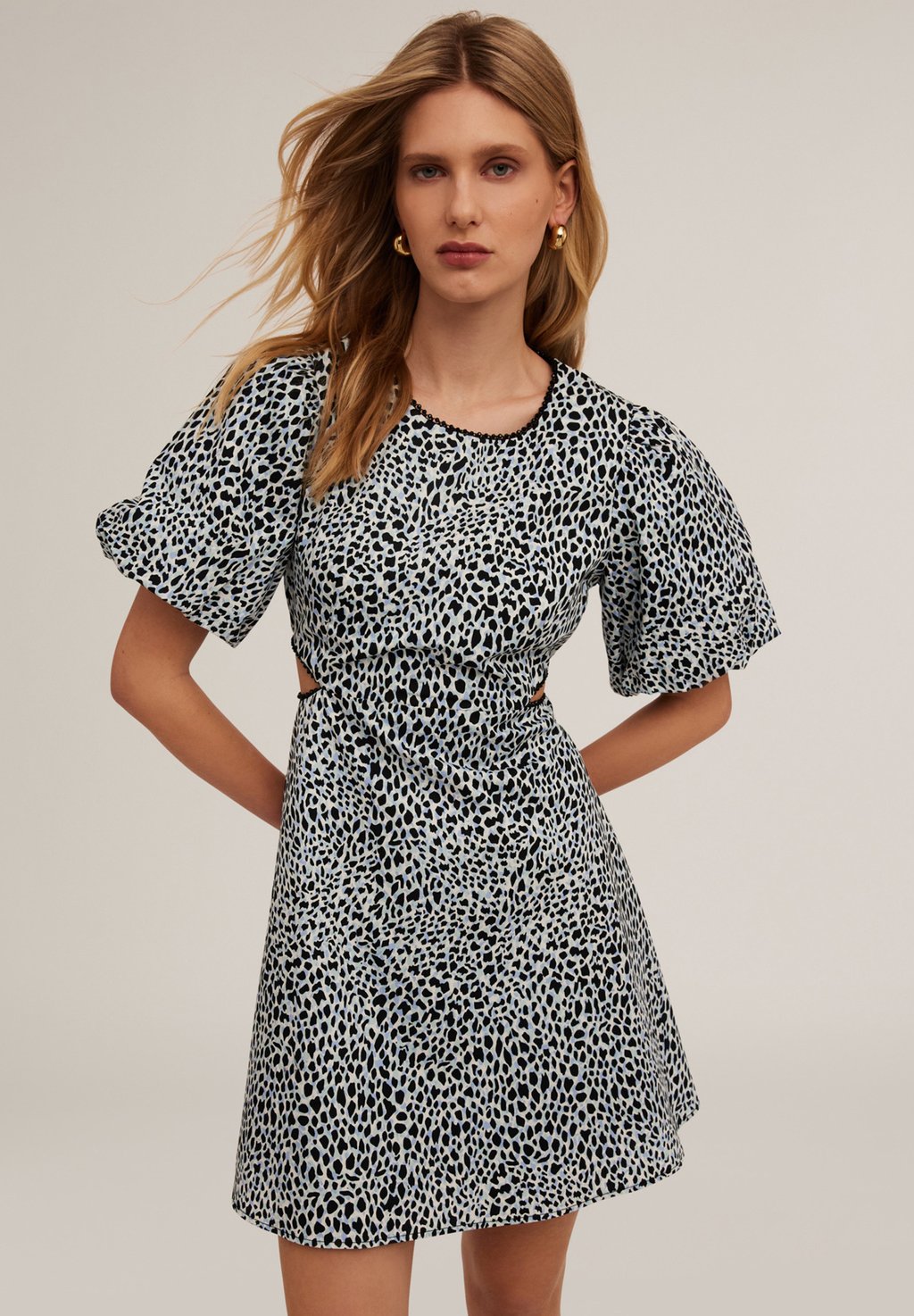 Повседневное платье DETTAGLIO CUT-OUT FANTASIA ANIMALIER Motivi, светло-голубой 
Повседневное платье DETTAGLIO CUT-OUT FANTASIA ANIMALIER Motivi, светло-голубой