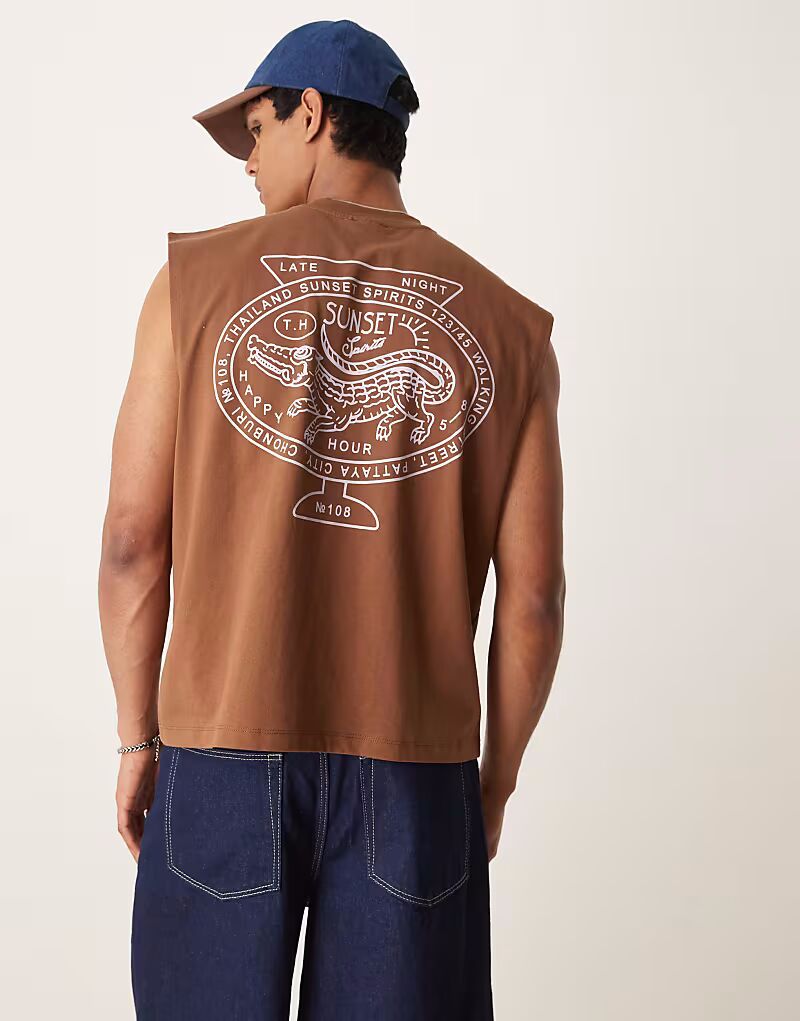 Майка свободного кроя ASOS DESIGN коричневого цвета с принтом города на спине 
Майка свободного кроя ASOS DESIGN коричневого цвета с принтом города на спине