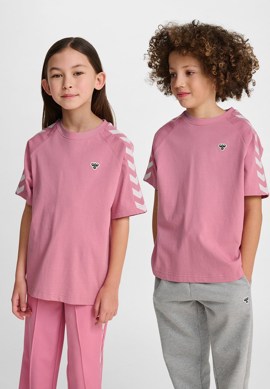Футболка Hummel HMLJR ARCHIVE LOOSE , Polignac/Pink, Розовый, Футболка Hummel HMLJR ARCHIVE LOOSE , Polignac/Pink
Футболка Hummel HMLJR ARCHIVE LOOSE , Polignac/Pink, Розовый, Футболка Hummel HMLJR ARCHIVE LOOSE , Polignac/Pink