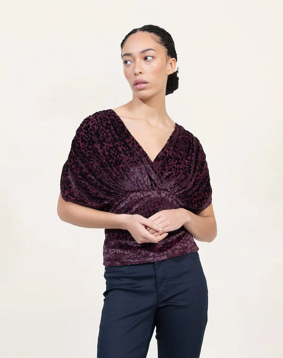 Женская футболка из блестящей ткани со спущенными рукавами Naf Naf, бордовый
Женская футболка из блестящей ткани со спущенными рукавами Naf Naf, бордовый