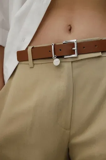 Кожаный ремень HUGO "Amelia Belt 2,5см" с тонкой подвеской-лейблом на застежке, коричневый
Кожаный ремень HUGO "Amelia Belt 2,5см" с тонкой подвеской-лейблом на застежке, коричневый