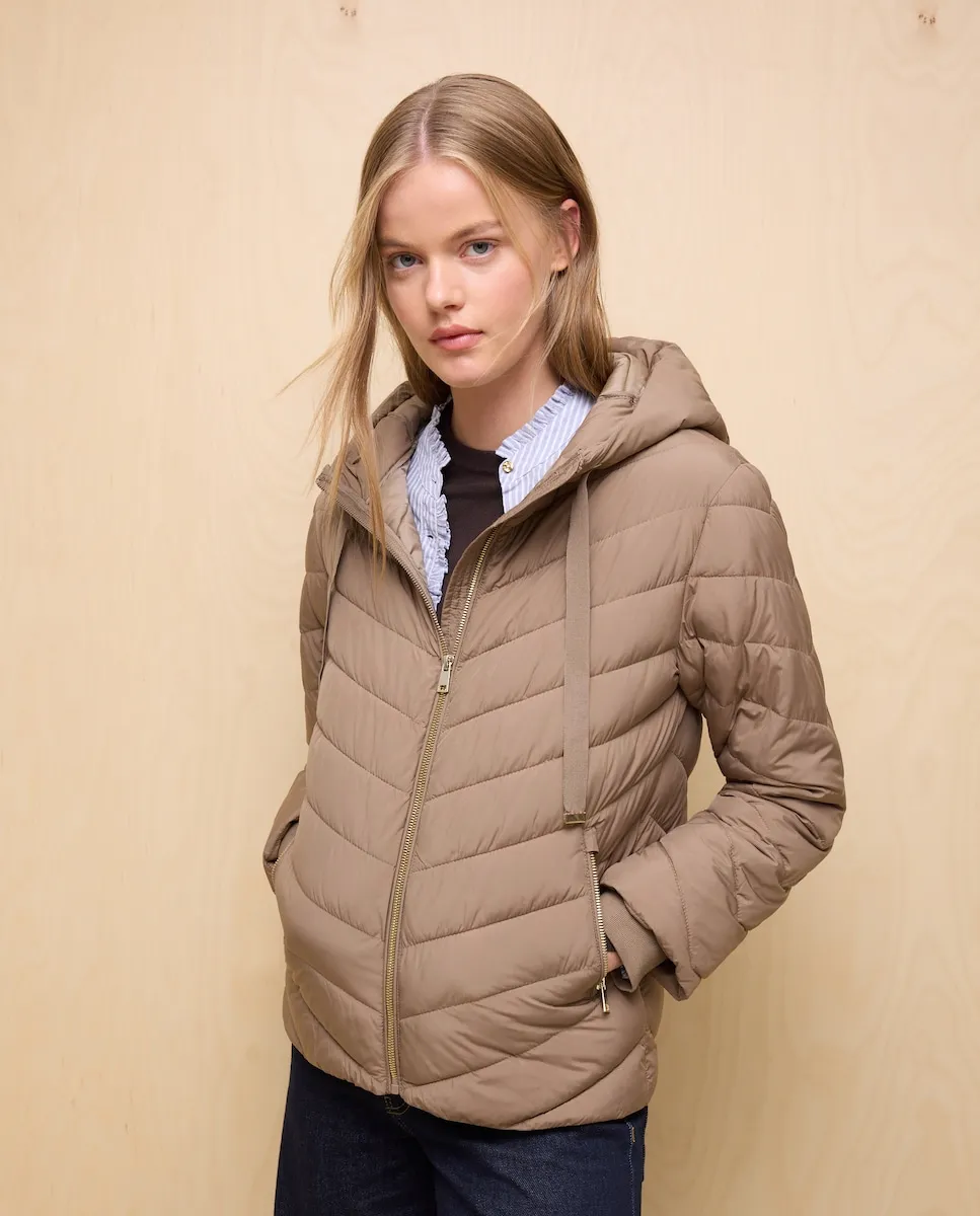 Длинная женская стеганая куртка на бедра с вязаным рукавом Easy Wear, темно-коричневый
Длинная женская стеганая куртка на бедра с вязаным рукавом Easy Wear, темно-коричневый