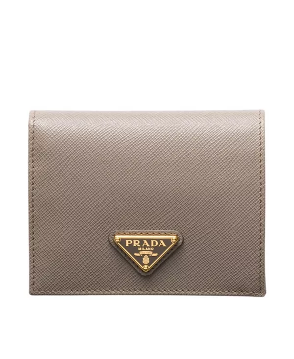 Большой кошелек из сафьяновой кожи Prada, бежевый
Большой кошелек из сафьяновой кожи Prada, бежевый