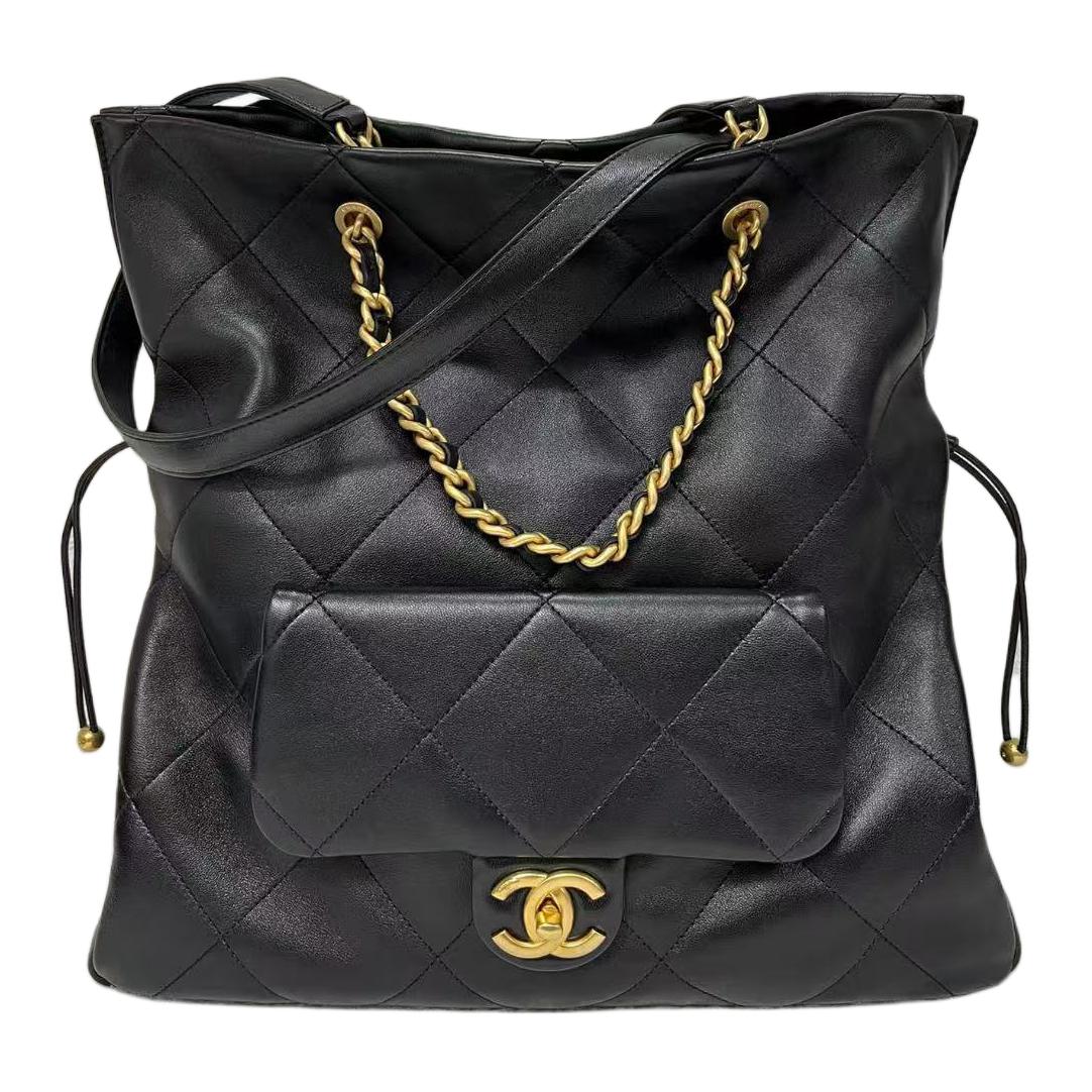 Женская черная кожаная сумка на одно плечо Lambskin CHANEL, Set (Bag+Dust Bag)
Женская черная кожаная сумка на одно плечо Lambskin CHANEL, Set (Bag+Dust Bag)