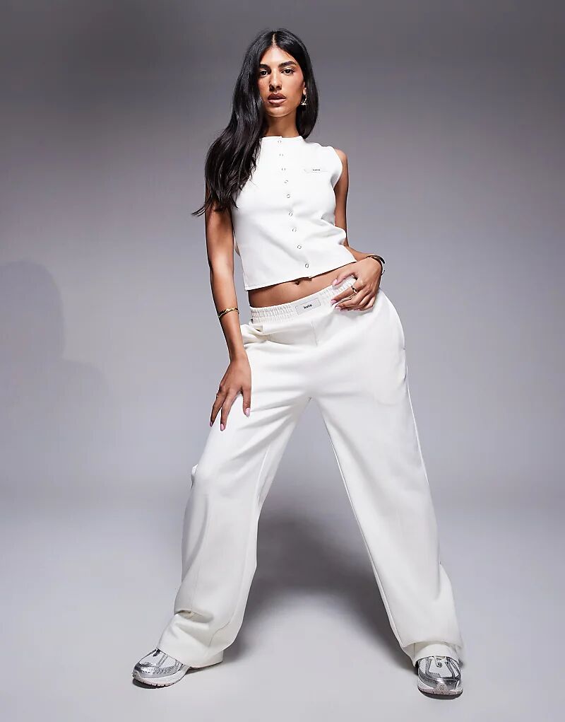 Кремовые широкие джоггеры с логотипом Kaiia на переднем шве
Кремовые широкие джоггеры с логотипом Kaiia на переднем шве