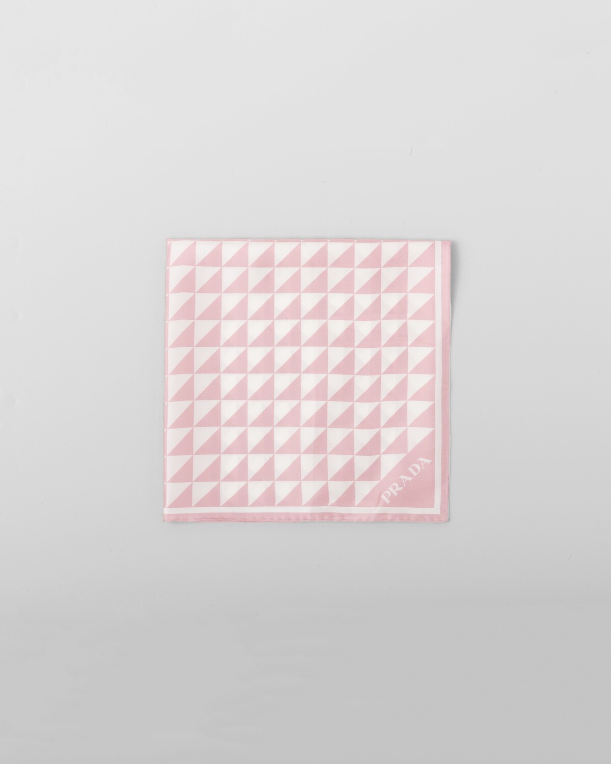 Платок из принтованного шелкового твила 55x55 Prada, розовый
Платок из принтованного шелкового твила 55x55 Prada, розовый