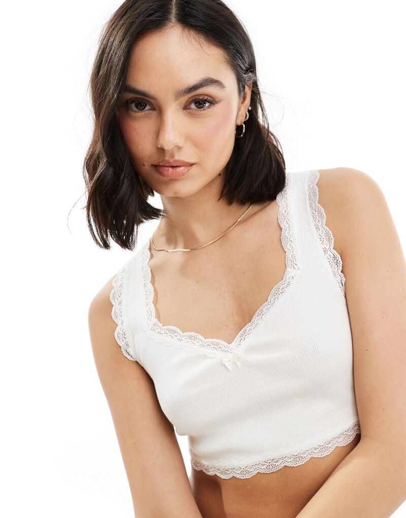 Miss Selfridge – бюстгальтер без косточек, отделанный кружевом цвета слоновой кости
Miss Selfridge – бюстгальтер без косточек, отделанный кружевом цвета слоновой кости