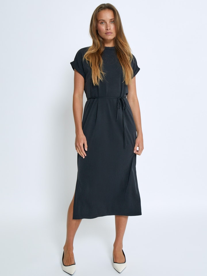 Платье в черном minus
Платье в черном minus