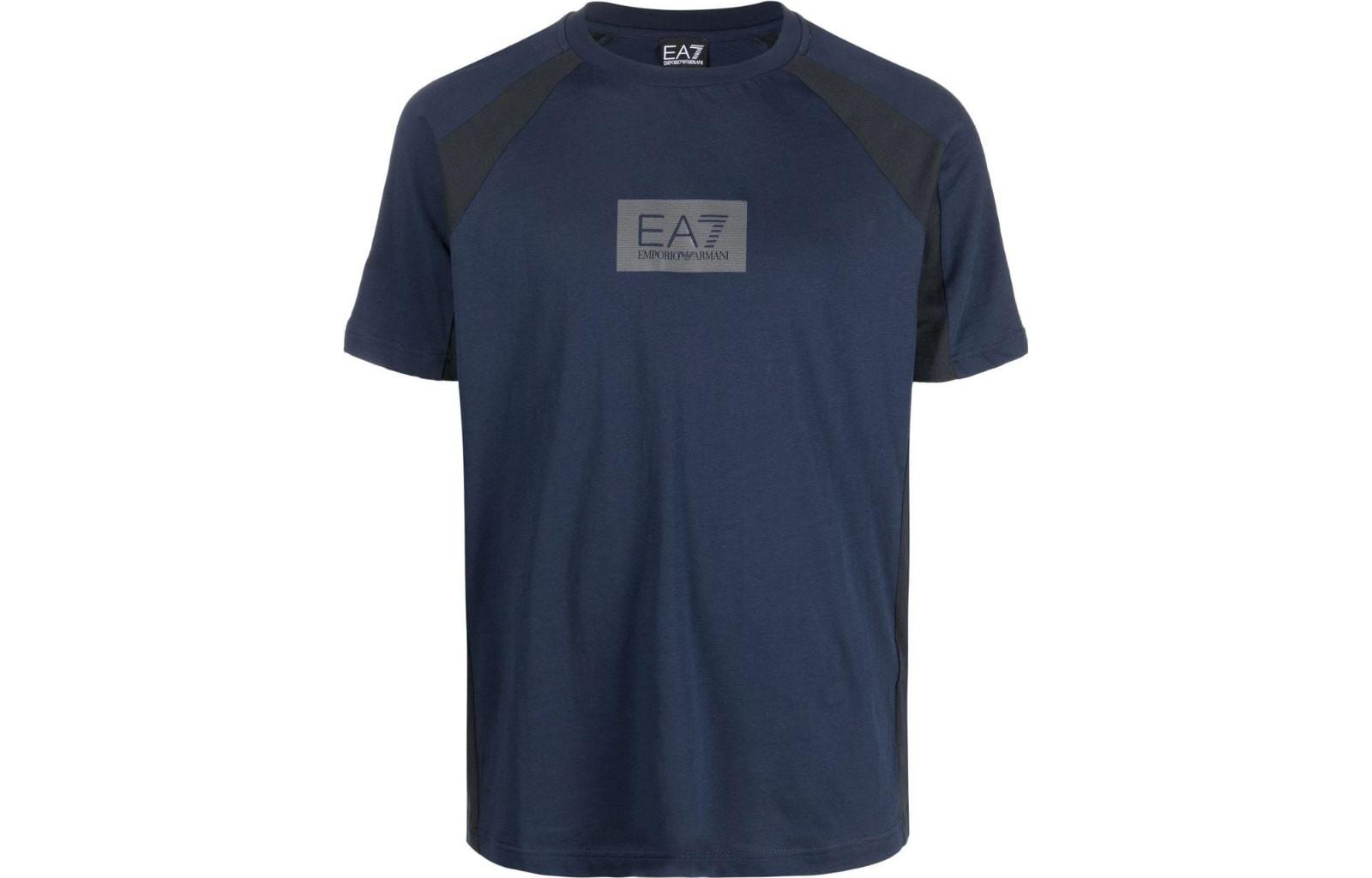 Футболка с коротким рукавом реглан и принтом логотипа EA7 Collection в темно-синем цвете EMPORIO ARMANI
Футболка с коротким рукавом реглан и принтом логотипа EA7 Collection в темно-синем цвете EMPORIO ARMANI