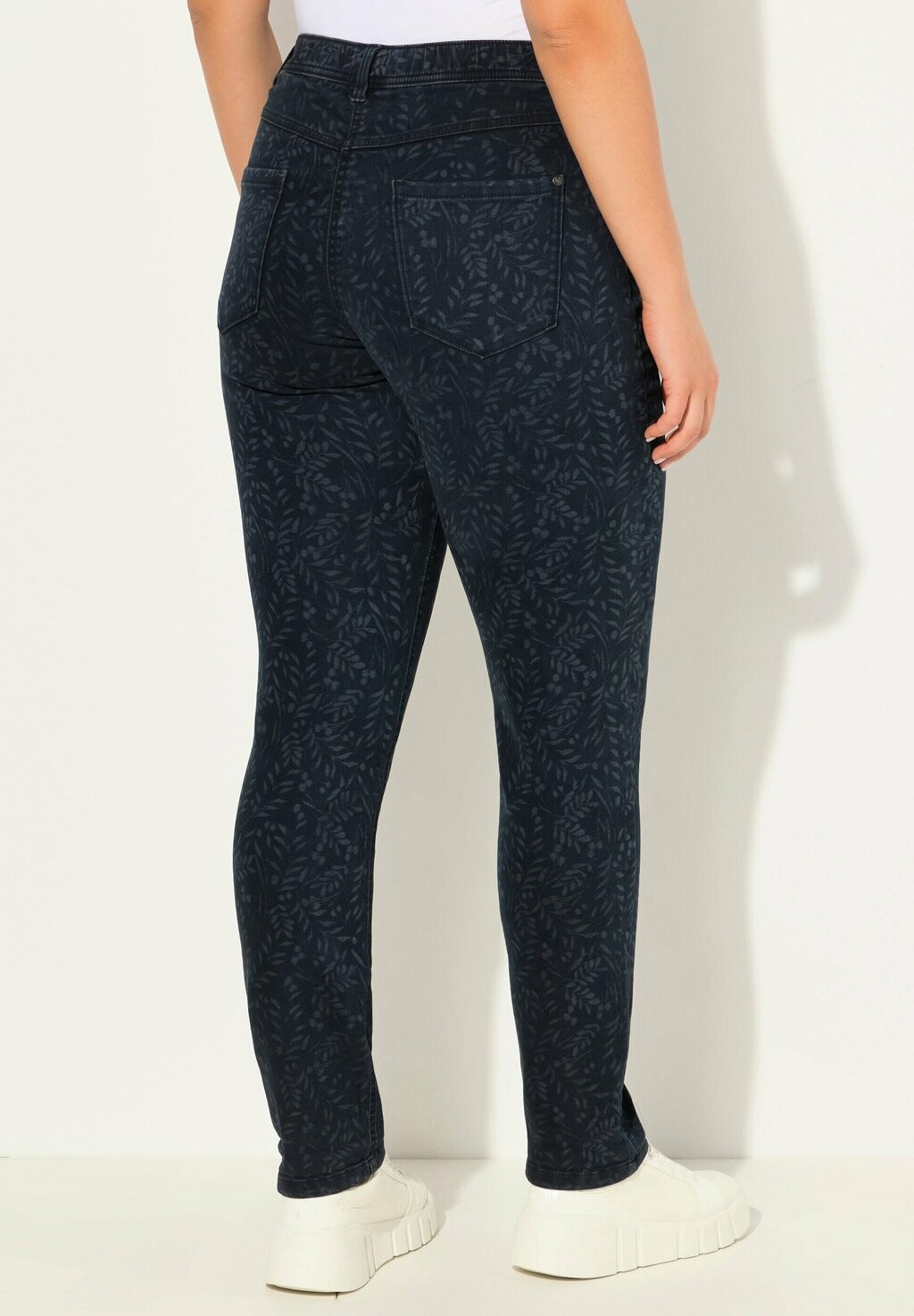 Джинсы облегающего кроя LEAF PRINT Ulla Popken, темно-синий деним 
Джинсы облегающего кроя LEAF PRINT Ulla Popken, темно-синий деним